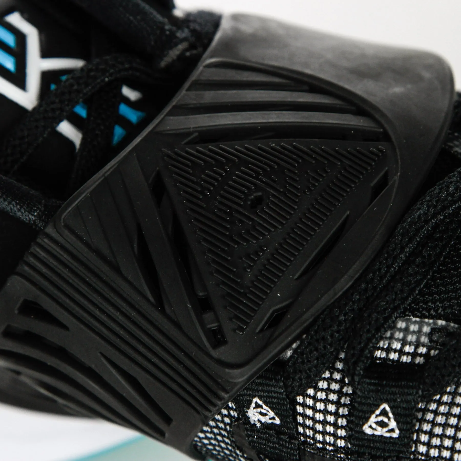 Scarpa Bassa Uomo Kyrie Low 3 Moon Black/multicolor